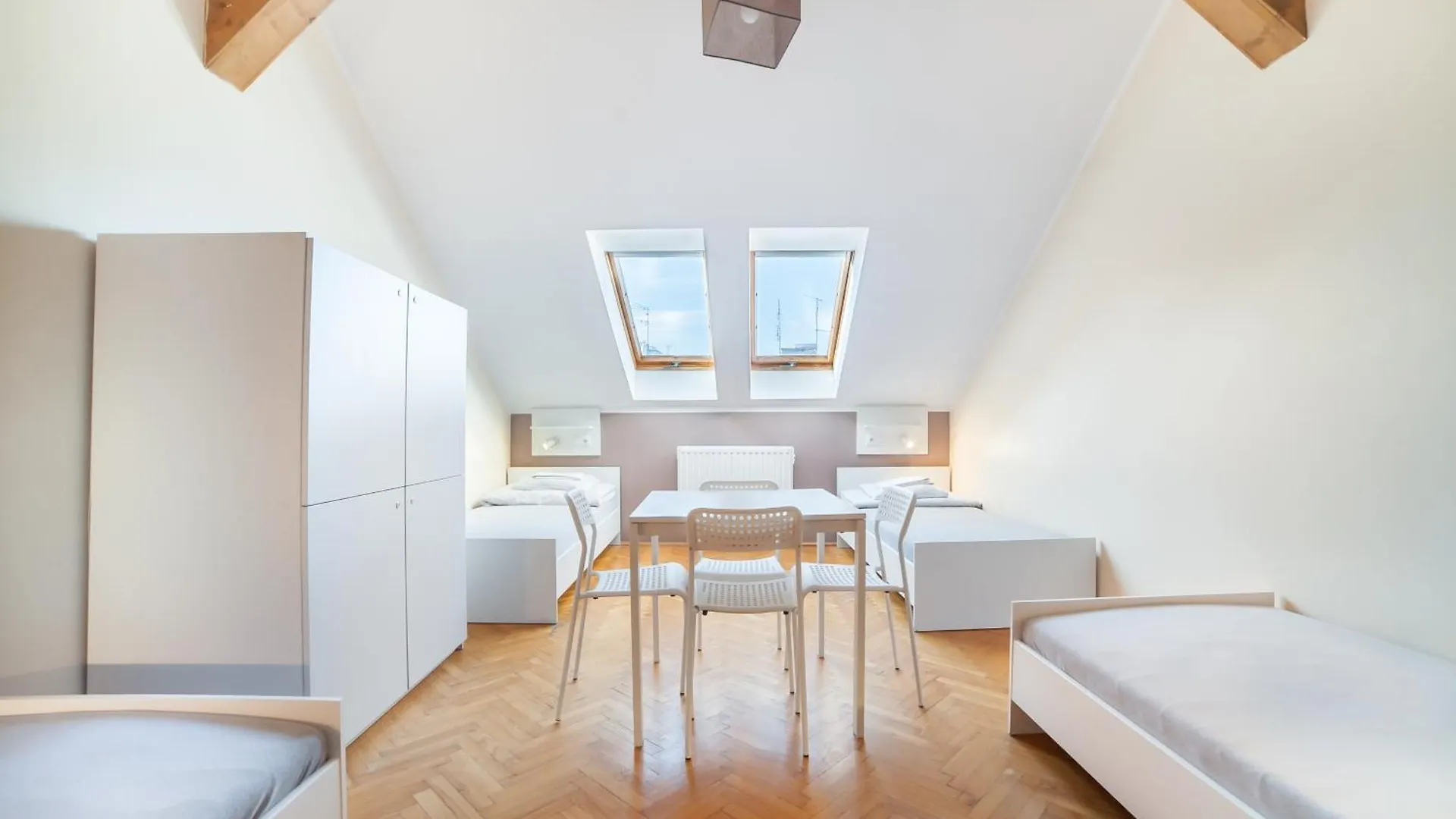 Dizzy Daisy Hostel Krakow Poland